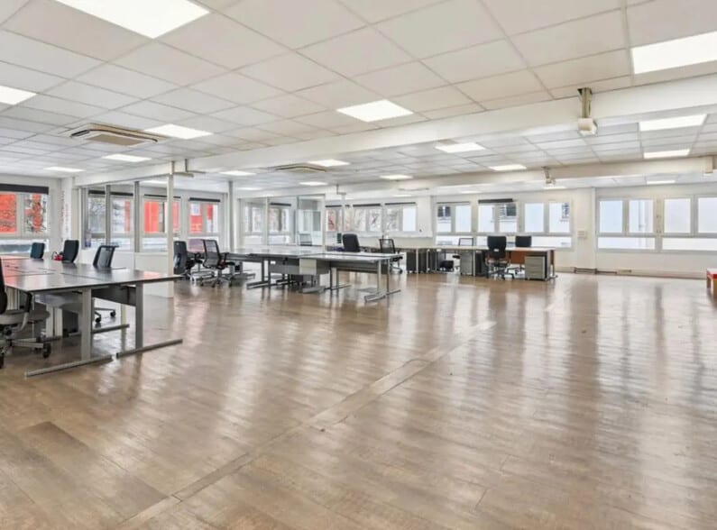 Office in Saint-Ouen-sur-Seine for lease - Building Photo - Image 3 of 11