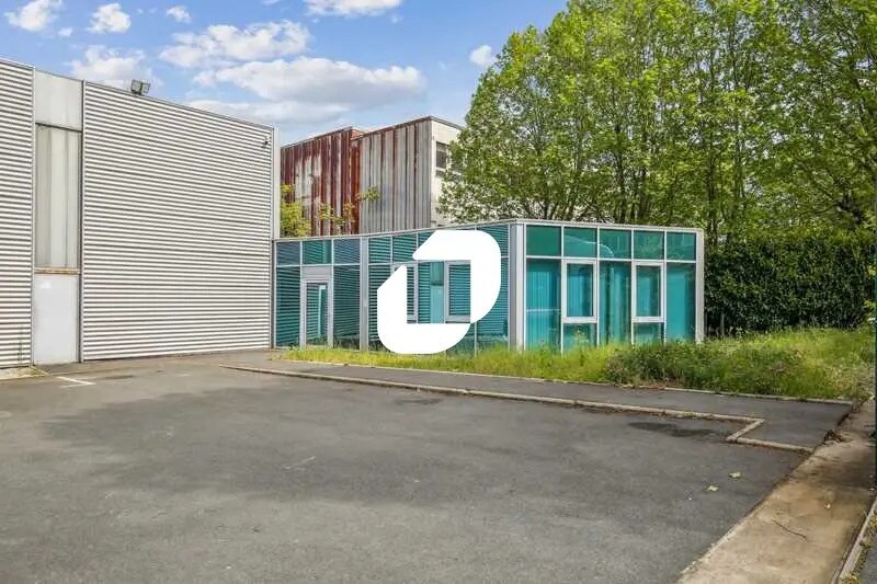 Office in La Courneuve for lease - Building Photo - Image 1 of 9