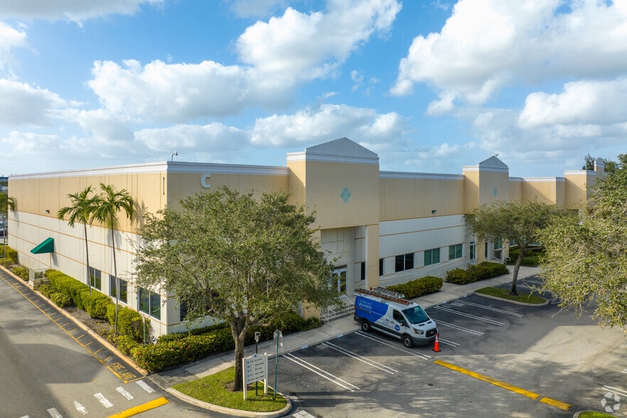 935 NW 31st Ave, Pompano Beach, FL for lease - Building Photo - Image 2 of 26