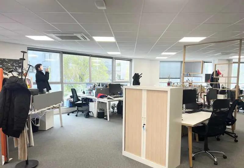 Flex in Paris for lease - Interior Photo - Image 2 of 4