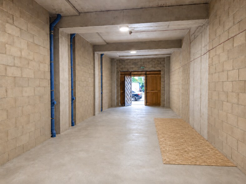 239-249 Commercial Rd, London for lease - Building Photo - Image 3 of 8