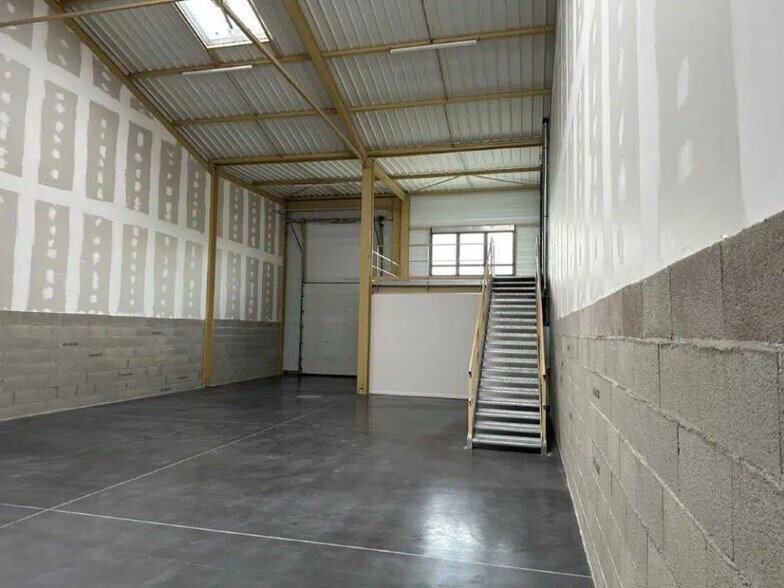 Industrial in Bourgoin-Jallieu for lease - Interior Photo - Image 3 of 9