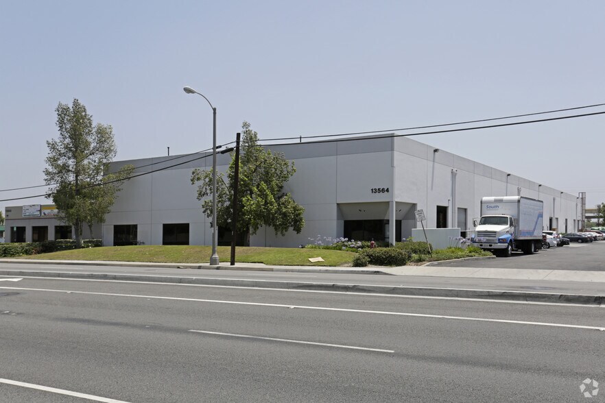 13560-13564 Imperial Hwy, Santa Fe Springs, CA for lease - Primary Photo - Image 1 of 7
