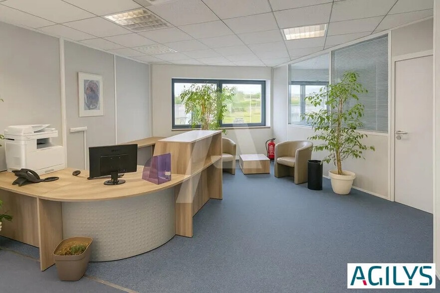 Office in Palaiseau for lease - Interior Photo - Image 1 of 7
