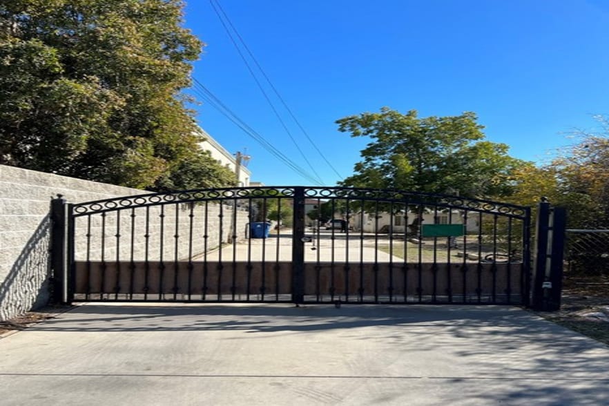 10898 Olinda St, Sun Valley, CA for sale - Building Photo - Image 3 of 5