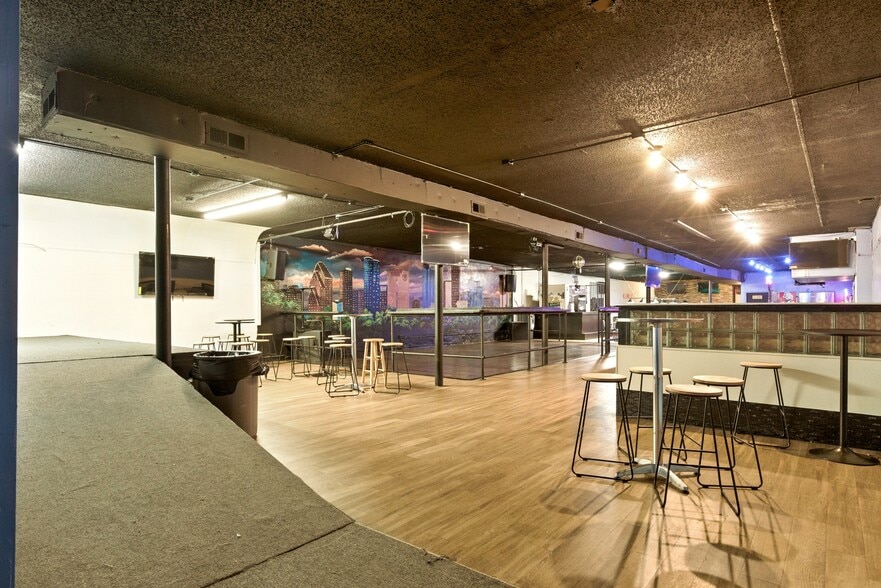 8604 Jensen Dr, Houston, TX for sale - Interior Photo - Image 2 of 22