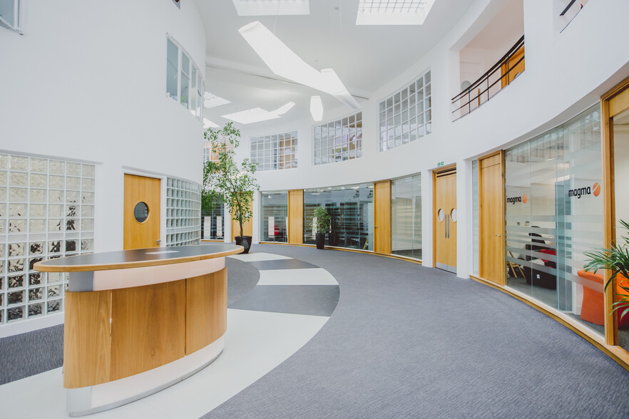 Beehive Ring Rd, Gatwick for lease - Lobby - Image 2 of 11