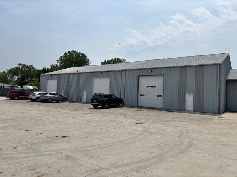 2428 W Wadsworth Rd, Waukegan, IL for lease - Building Photo - Image 1 of 3