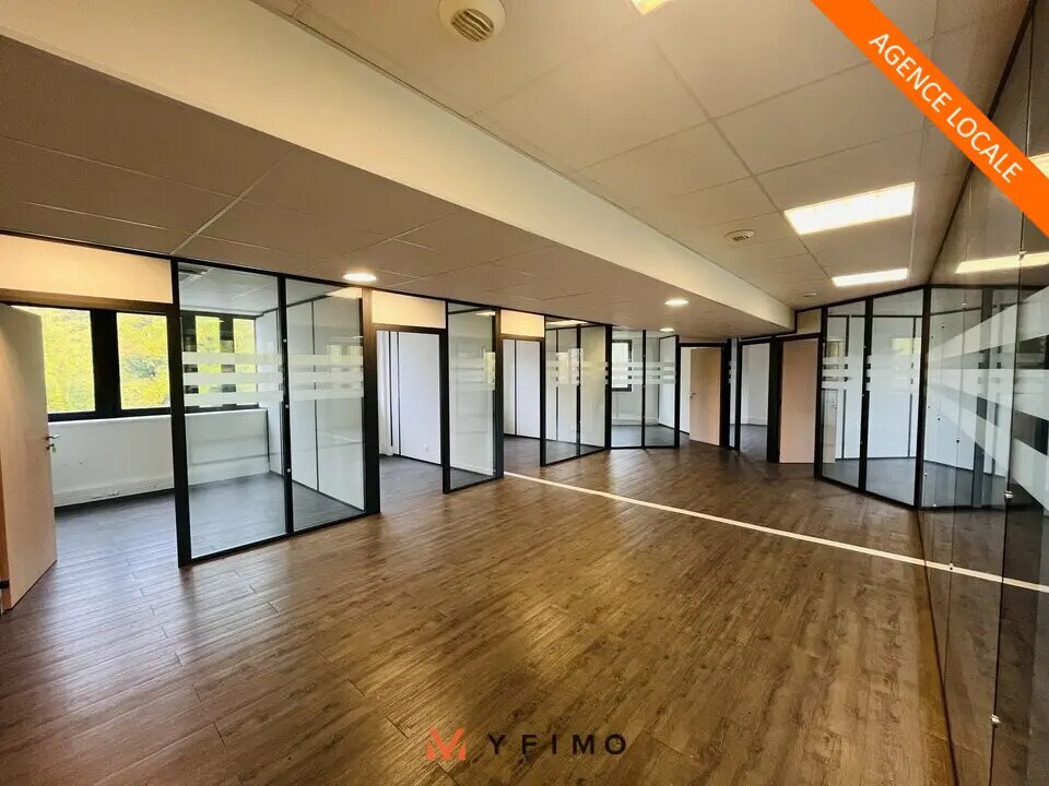 Office in Montigny-le-Bretonneux for lease Interior Photo- Image 1 of 5