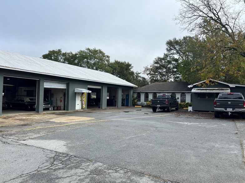 Auto Shop | 1020 N Davis & Bargain Rd portfolio of 3 properties for sale on LoopNet.com - Building Photo - Image 2 of 7