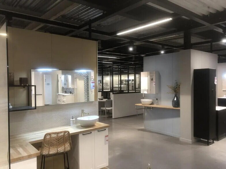 Flex in Gradignan for lease - Interior Photo - Image 3 of 6