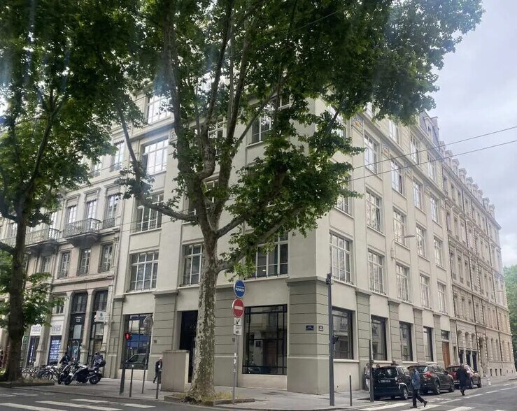 Office in Lyon for lease - Building Photo - Image 1 of 22