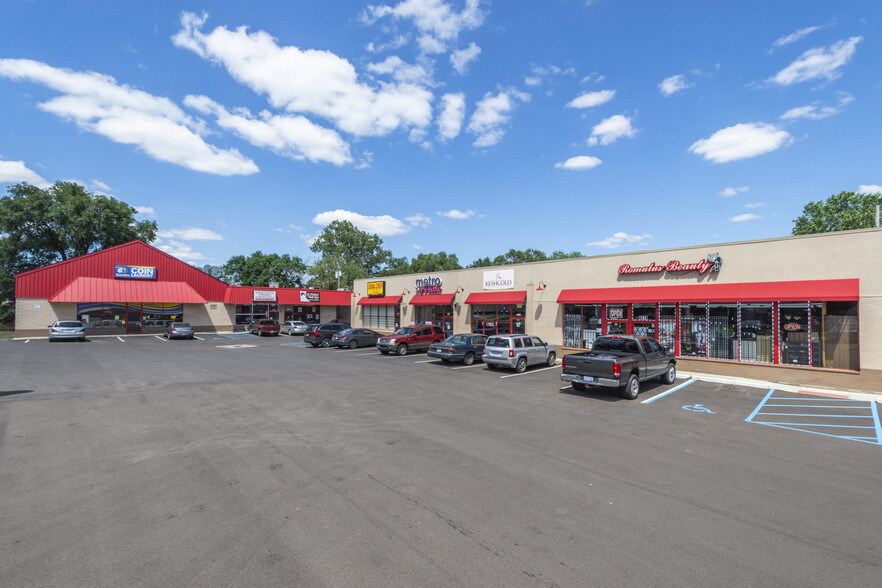 9219-9301 Wayne Rd, Romulus, MI for lease - Building Photo - Image 1 of 12