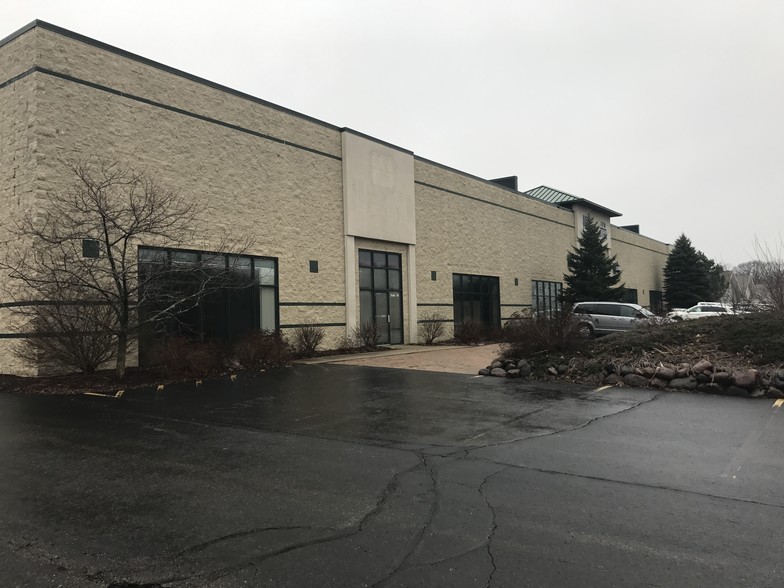 206 Enterprise Rd, Delafield, WI for sale - Building Photo - Image 1 of 1