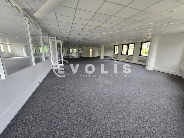 Office in Saint-Aubin for lease - Interior Photo - Image 2 of 7