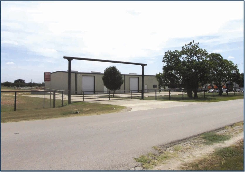 2710 Clarks Ln, Bryan, TX 77808