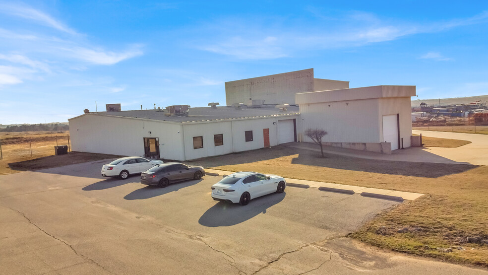 425 W Airport Rd, Hinton, OK for sale - Building Photo - Image 1 of 1