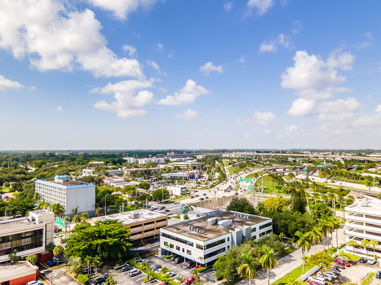 150 NW 168th St, North Miami Beach, FL for lease - Building Photo - Image 3 of 9