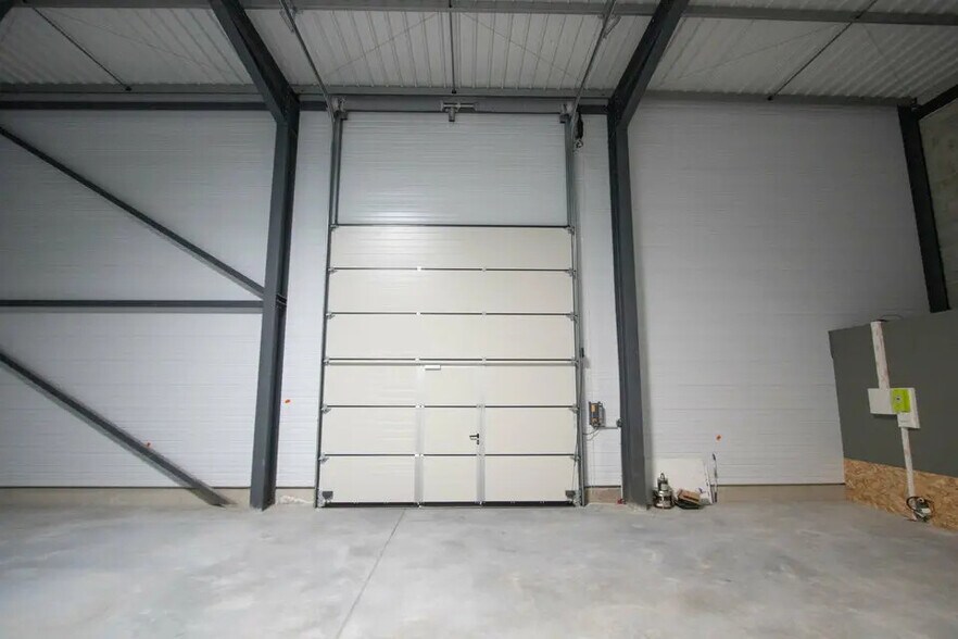Industrial in Lambesc for lease - Interior Photo - Image 3 of 9