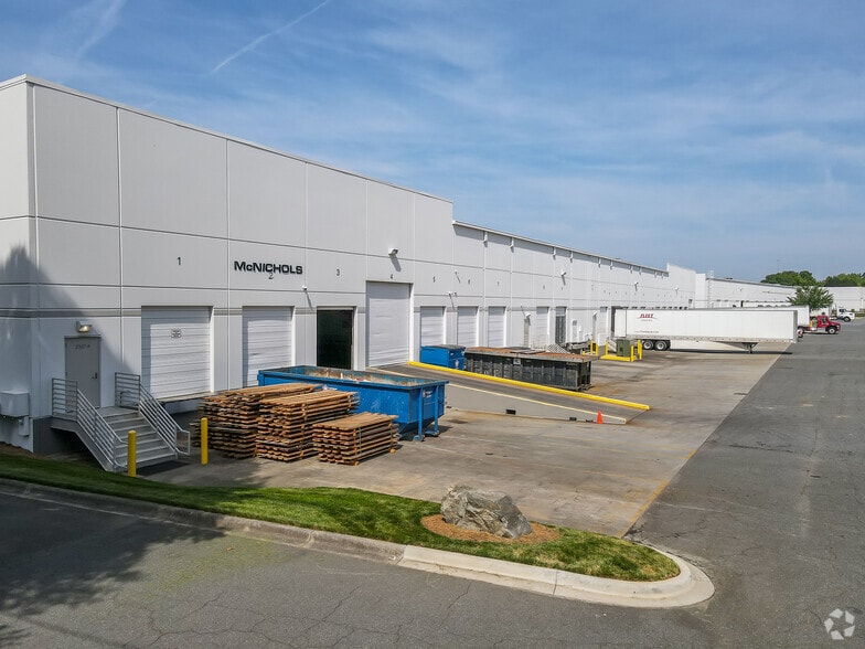 2307 Distribution Center Dr, Charlotte, NC for lease - Building Photo - Image 2 of 5