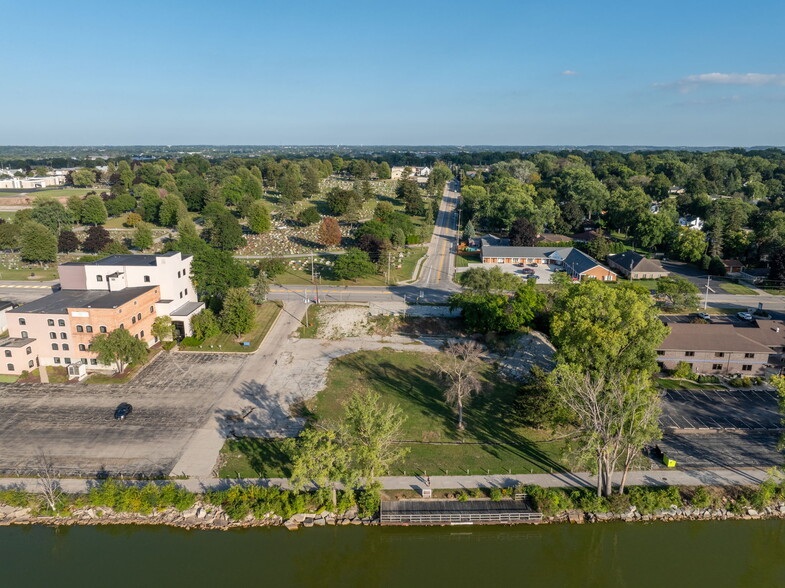 2222 Riverside Dr, Green Bay, WI for sale - Aerial - Image 1 of 8