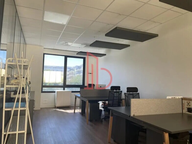 Office in Bordeaux for lease - Interior Photo - Image 3 of 9