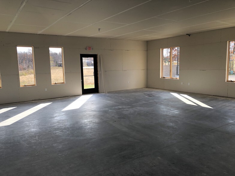 1070 Commerce Dr, Marquette, MI for lease - Interior Photo - Image 3 of 4