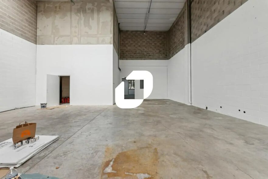 Flex in Émerainville for lease - Interior Photo - Image 2 of 8