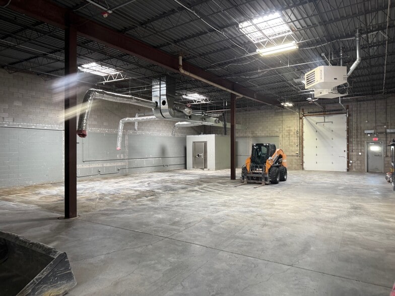 271 Beinoris Dr, Wood Dale, IL for lease - Building Photo - Image 2 of 12
