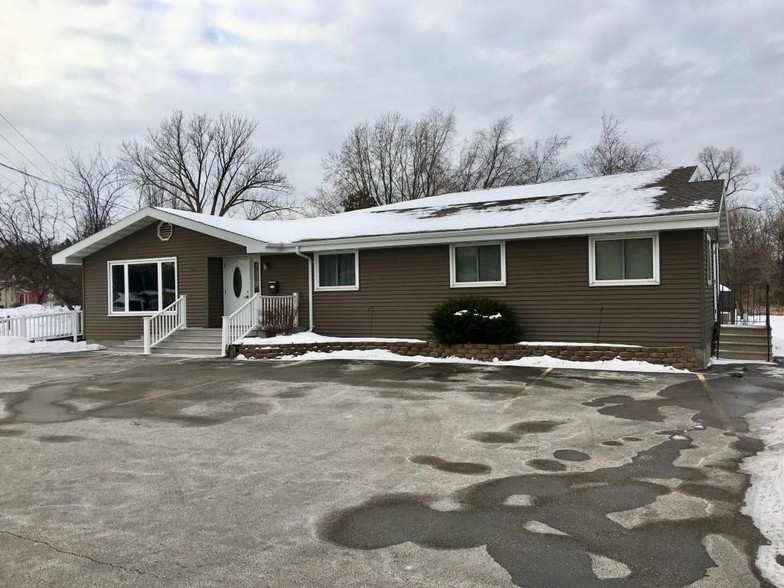 1281 Marinette Ave, Marinette, WI for sale - Primary Photo - Image 1 of 1