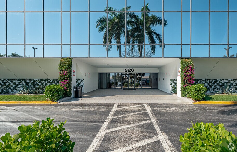 1926 10th Ave N, Lake Worth, FL for lease - Building Photo - Image 2 of 7