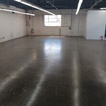 233 W 33rd St, Los Angeles, CA for lease Interior Photo- Image 2 of 5
