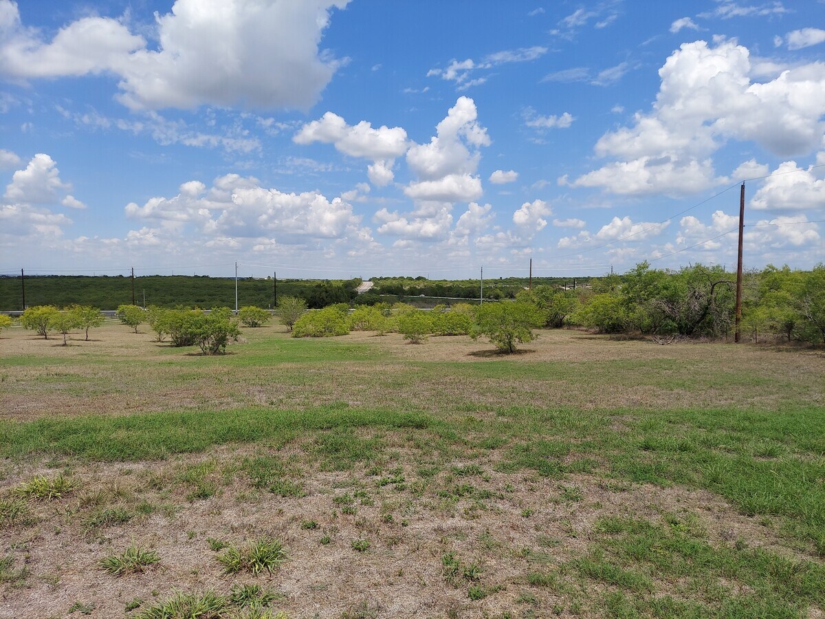 77067710 Elroy Rd, Del Valle, TX 78617