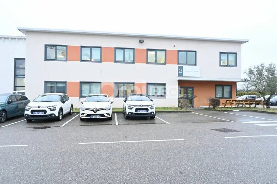 Office in Meyzieu for lease - Building Photo - Image 2 of 3