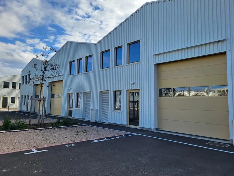 22 Rue Marius Grosso, Vaulx-en-Velin for lease - Building Photo - Image 2 of 7