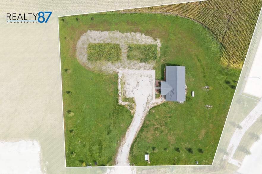 5358 Hutton Dr, Urbana, IA for sale - Primary Photo - Image 1 of 28