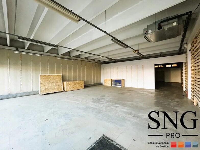 Retail in Vitrolles for lease - Building Photo - Image 2 of 6