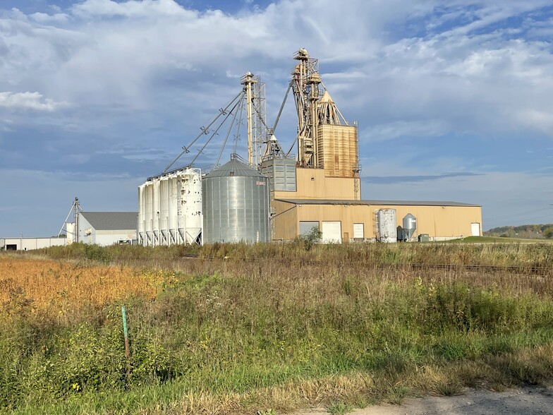 849 Manor Dr, Weyauwega, WI for sale - Building Photo - Image 1 of 5