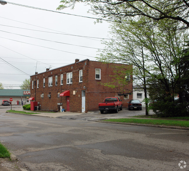 1749-1751 S Main St, Akron, OH for lease - Building Photo - Image 2 of 5