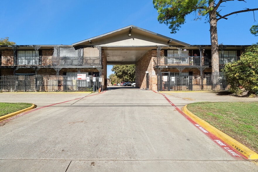 2621-2625 Webb Chapel Ext, Dallas, TX for sale - Building Photo - Image 3 of 43