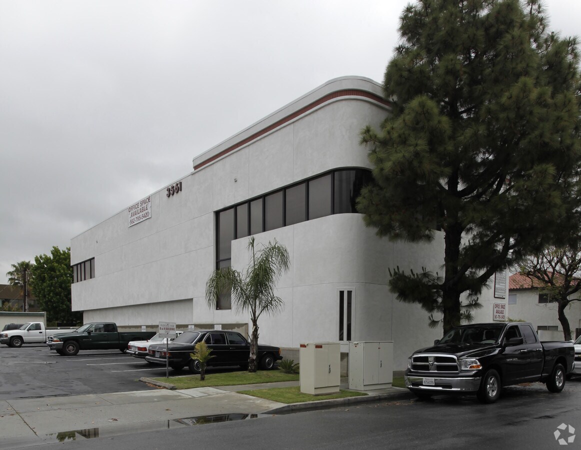 3561 Howard Ave, Los Alamitos, CA 90720