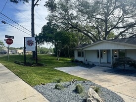 1549 Colonial Dr, Tallahassee FL - Bar