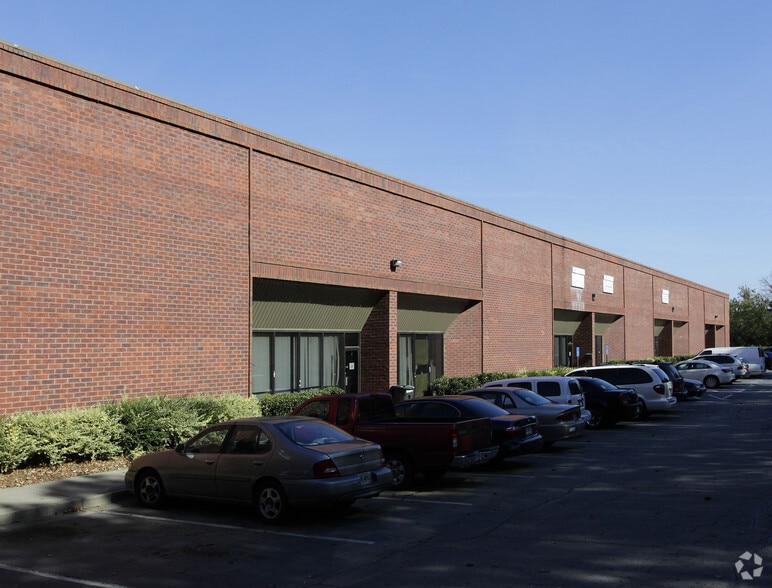 3715 Atlanta Industrial Pky N, Atlanta, GA for lease - Primary Photo - Image 1 of 8