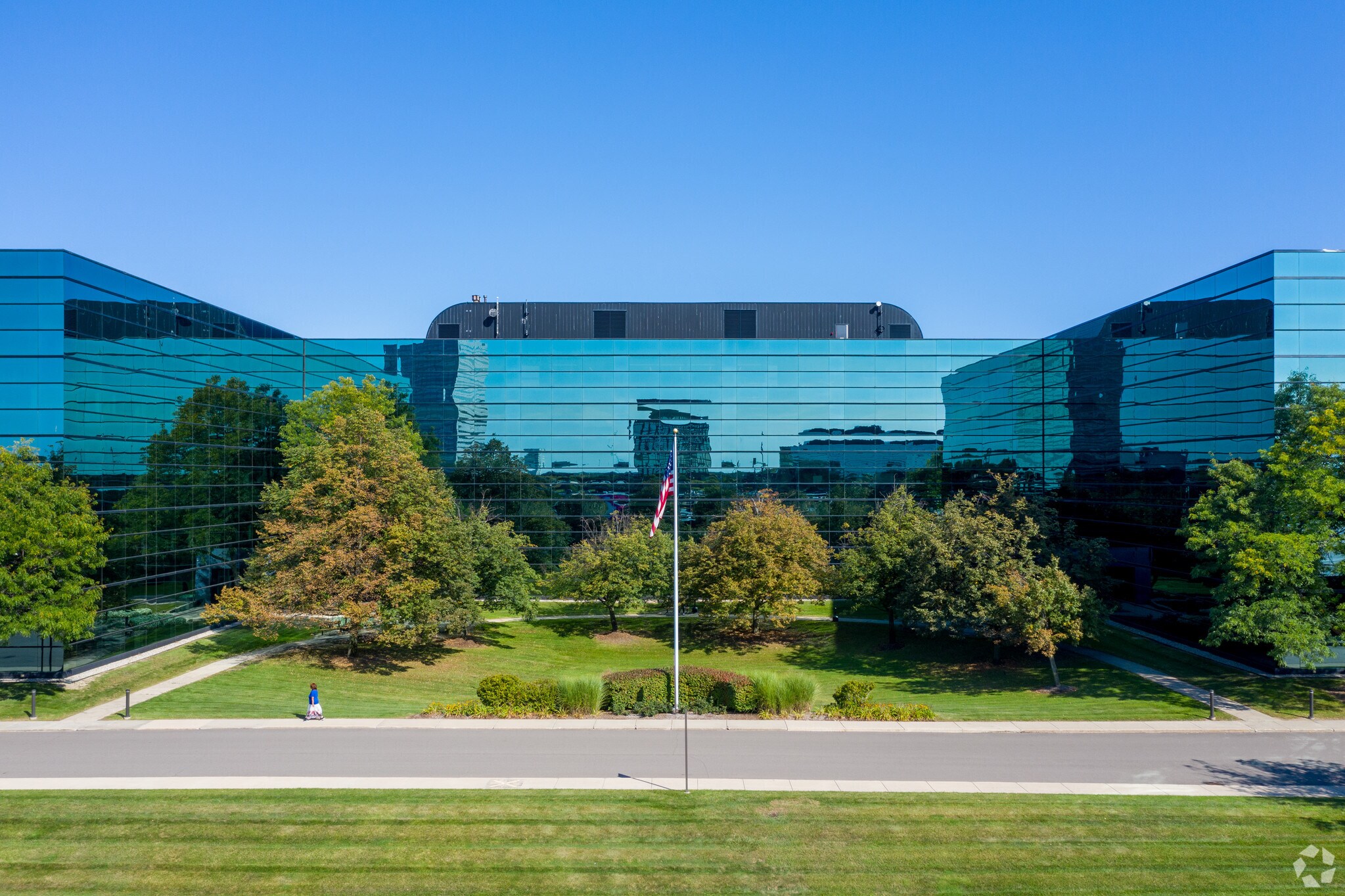 320 E Big Beaver Rd, Troy, MI for lease Primary Photo- Image 1 of 10