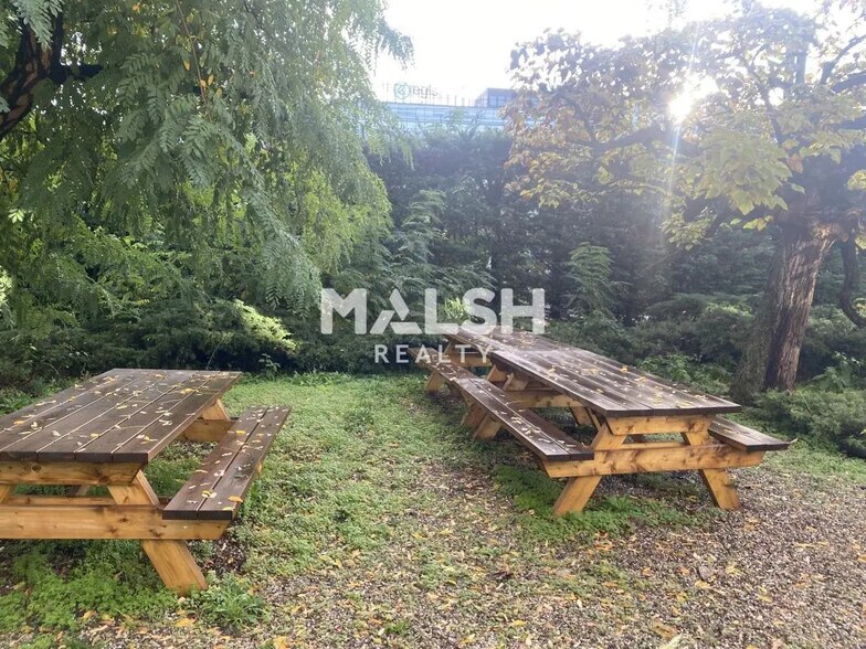 Office in Lyon for lease - Building Photo - Image 2 of 6