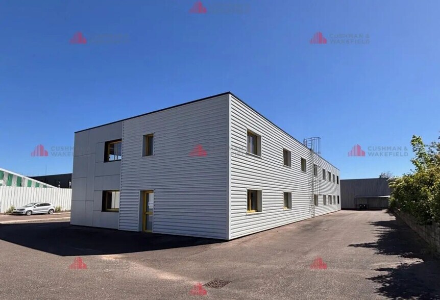 Office in Quetigny for lease - Building Photo - Image 2 of 4