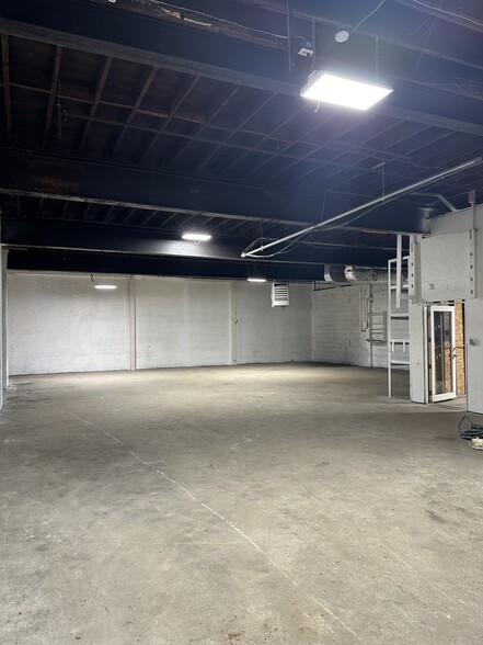 152 Center St, Chicopee, MA for lease - Interior Photo - Image 2 of 6