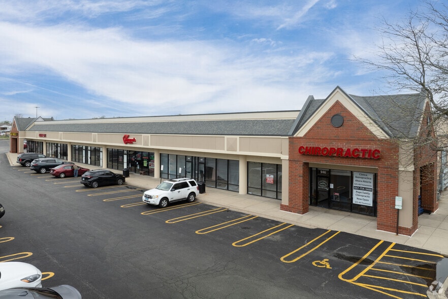 910-946 N Green Bay Rd, Waukegan, IL for lease - Building Photo - Image 1 of 11