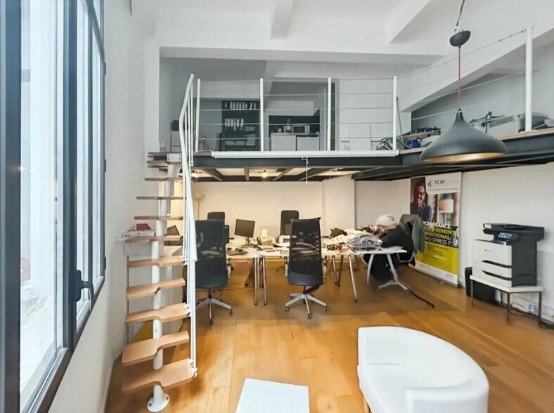 Office in Paris for lease - Building Photo - Image 2 of 6