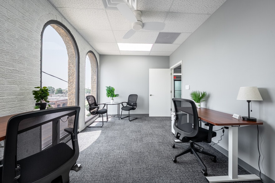 4550 W 103rd St, Oak Lawn, IL for lease - Building Photo - Image 3 of 24